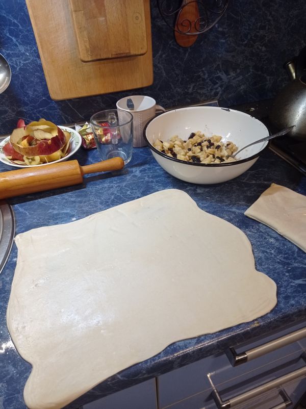 Штрудель яблочный из слоеного теста