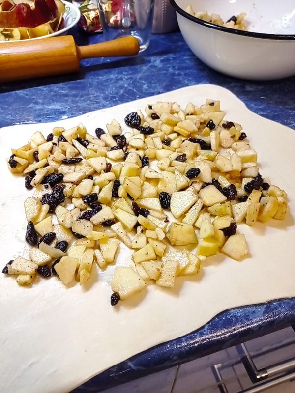 Штрудель яблочный из слоеного теста