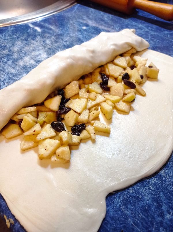 Штрудель яблочный из слоеного теста