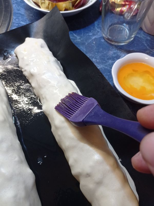 Штрудель яблочный из слоеного теста